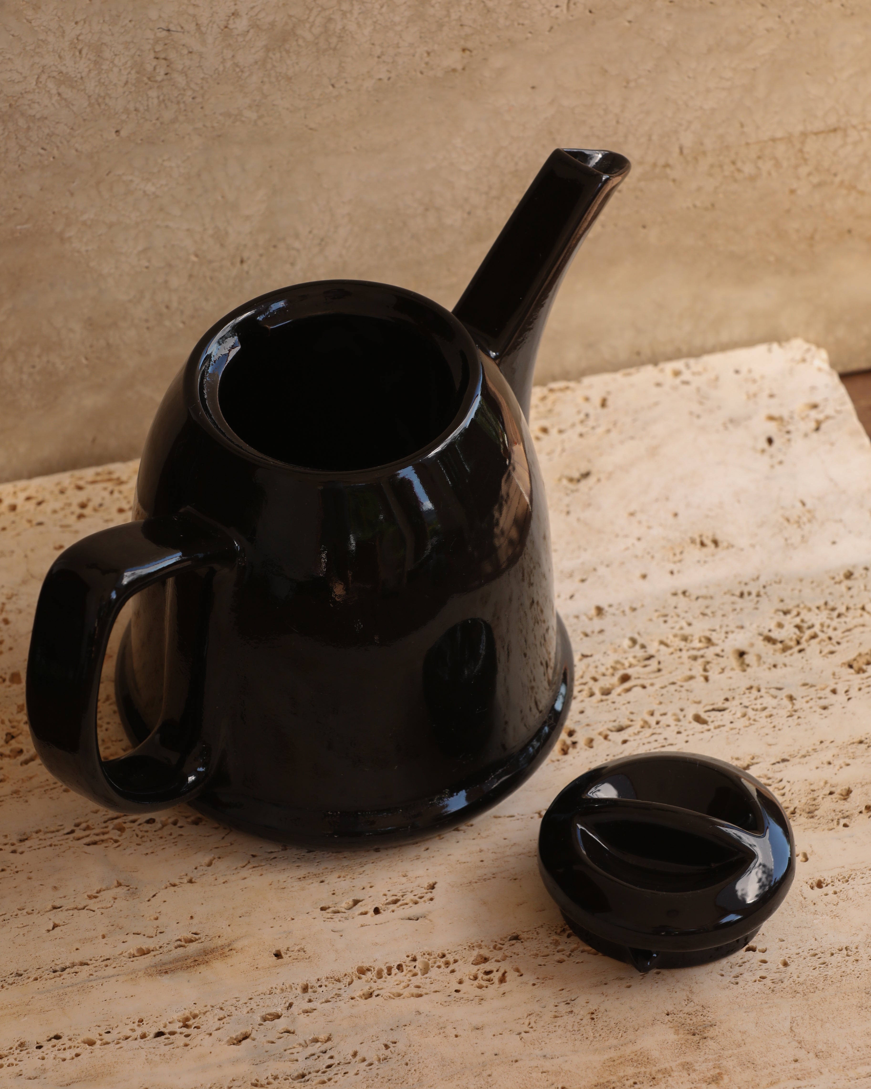 Open view showing ceramic lid and kettle interior